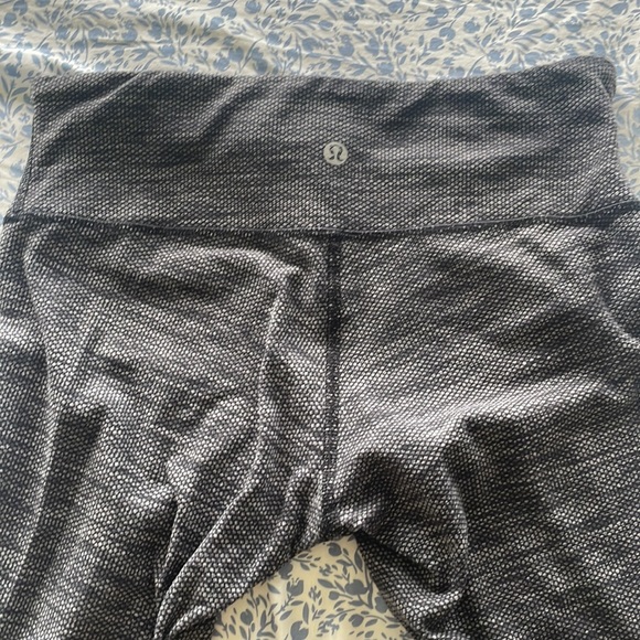 Lululemon, Grey print, size 4, low-waisted, full length leggings. - Picture 5 of 5
